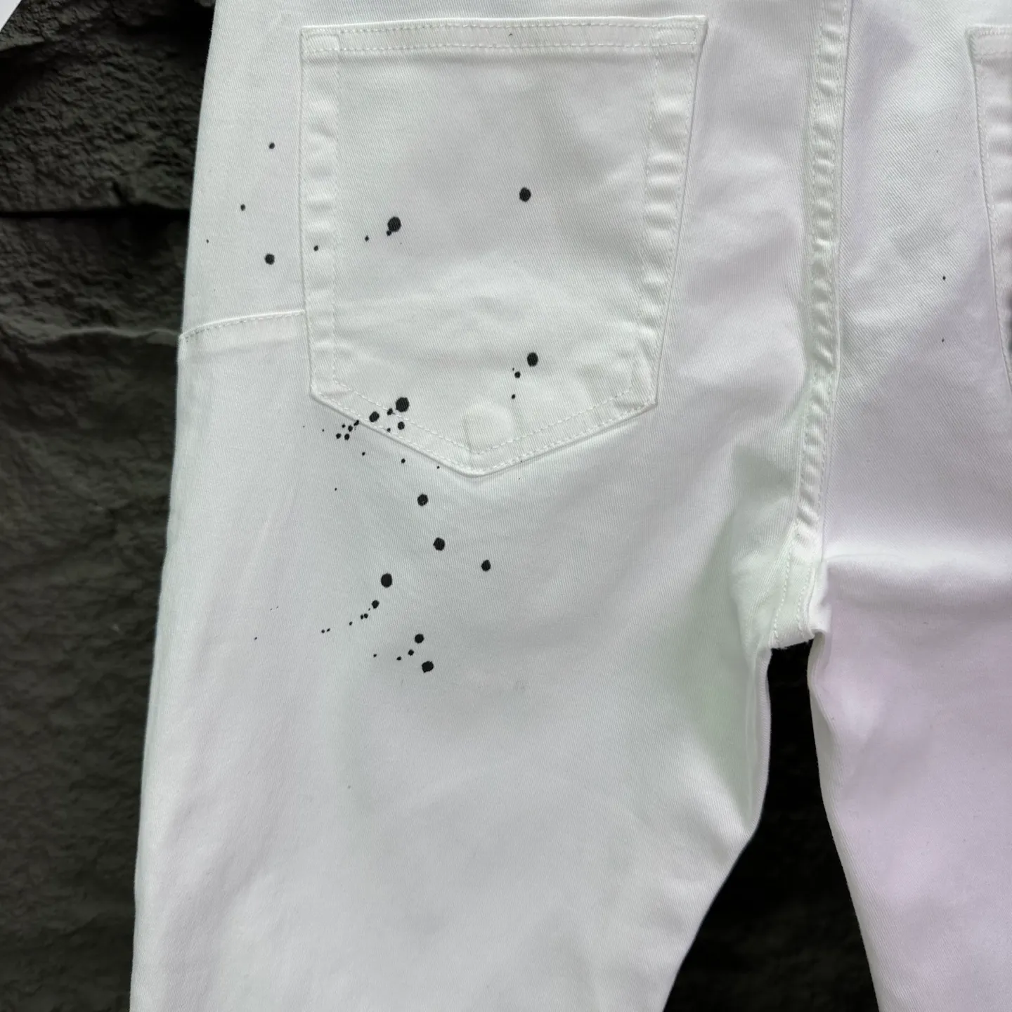 PURPLE BRAND 2026 New Arrival White Pleated Ink Splashed Holes Couple Style Loose Bootcut Jeans High Version High Version Top Ceiling Quality Styles with different wash textures, very friendly to people with thin legs and thick legs. The loose bootcut style is very flattering to the leg shape. Moderate length that never goes out of style, easy and casual to match, basic styling for various styles, a must-have in the wardrobe! The fabric is stiff but also makes the upper body soft without losing texture. The washing process is even more perfect. It is a must-have item for everyone! ! ! Washed wheat, hang tag, pants label, three labels complete Color: White Size: 28, 30, 32, 34, 36 (five sizes)